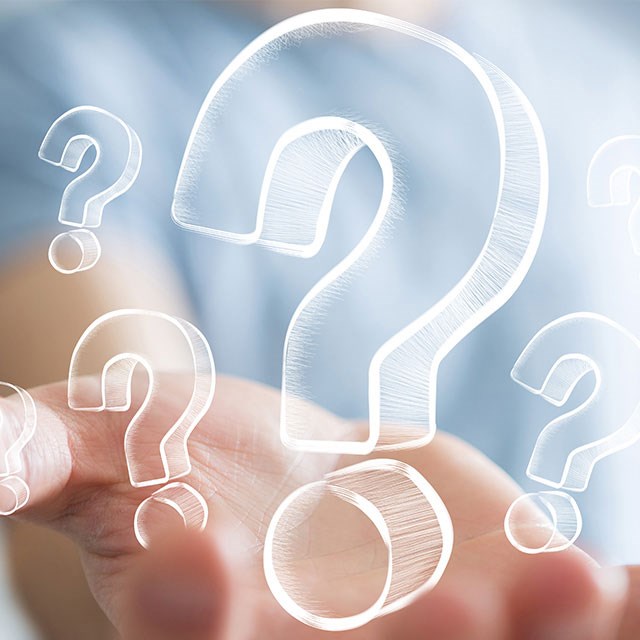 Hand haelt durchsichtiges Fragezeichen