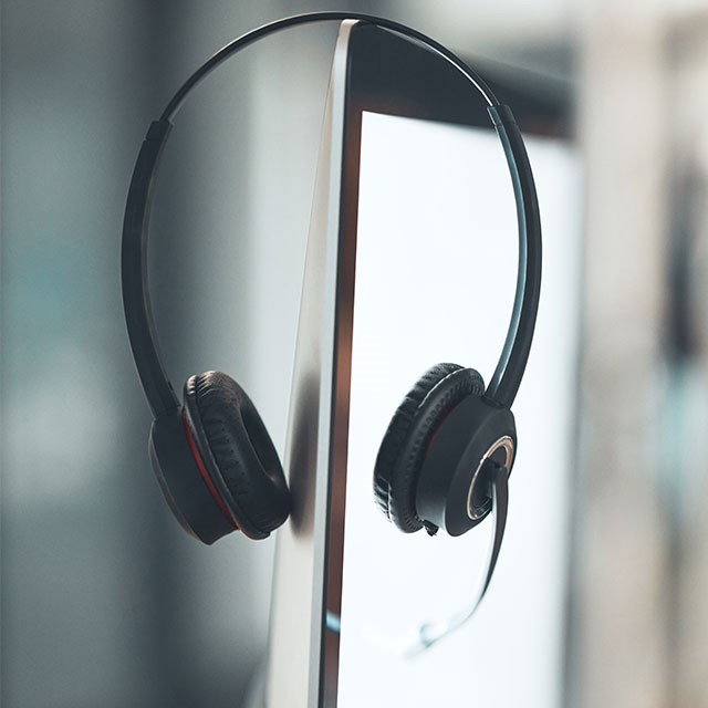 Kopfhörer auf dem Bildschirm