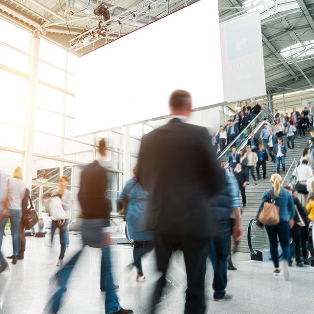 Besucher einer Messe